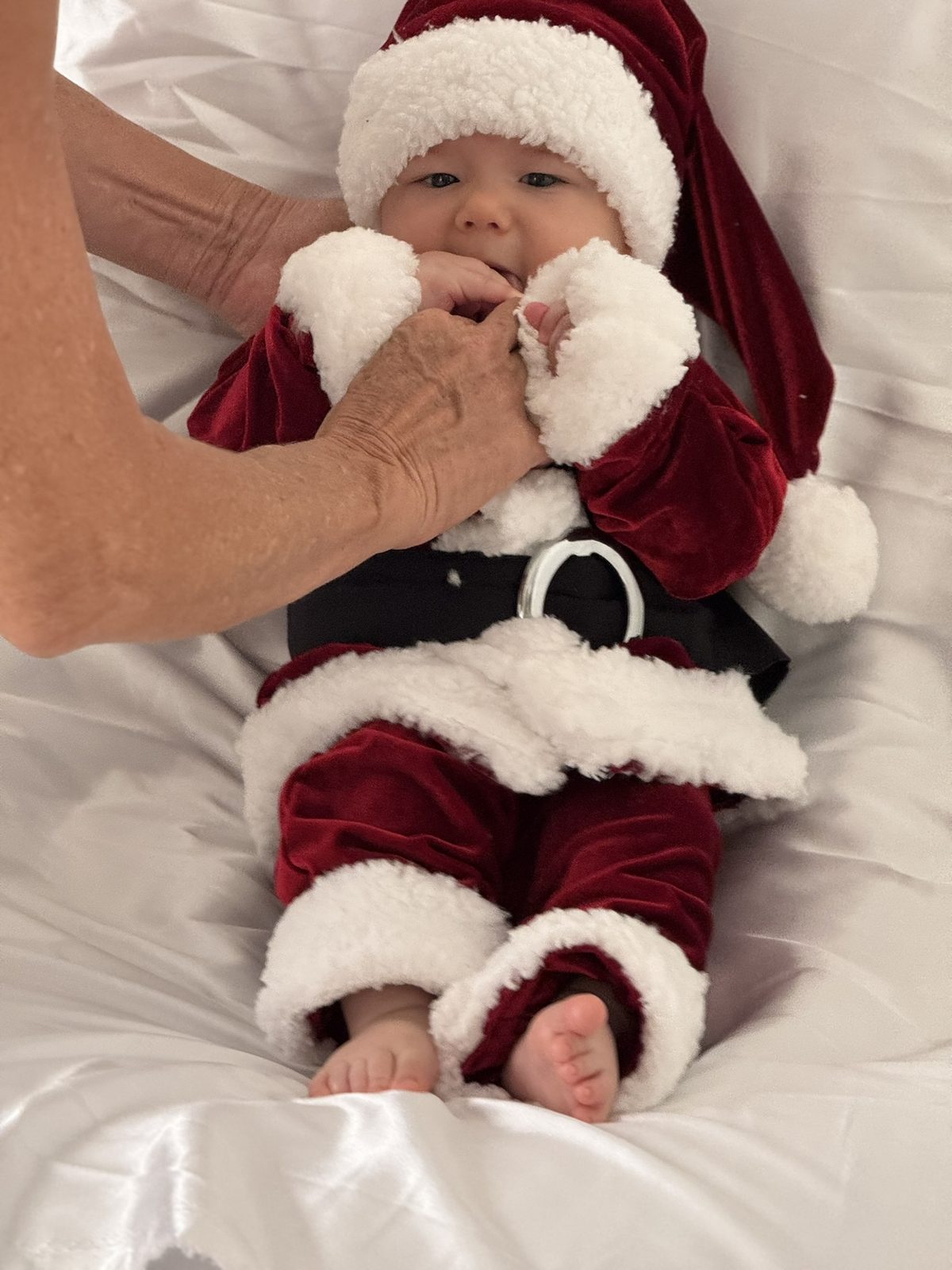 Benjamin vestido de Papai Noel no primeiro Natal.